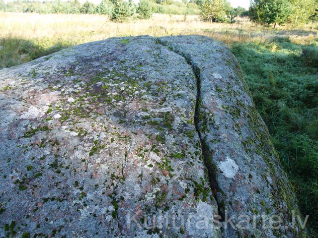 Kaķu bedrīšakmens. Foto J. Urtāns